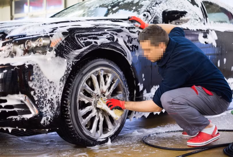 Việc dùng nước rửa chén và xà phòng để rửa xe là hoàn toàn sai lầm. Ảnh BD