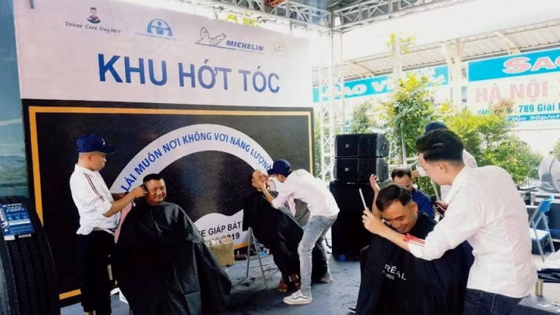Hớt tóc miễn phí cho bác tài tại Ngày hội chăm sóc bác tài