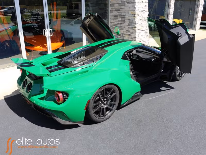Ford GT nhìn từ phía sau Ford GT nhìn từ phía sau