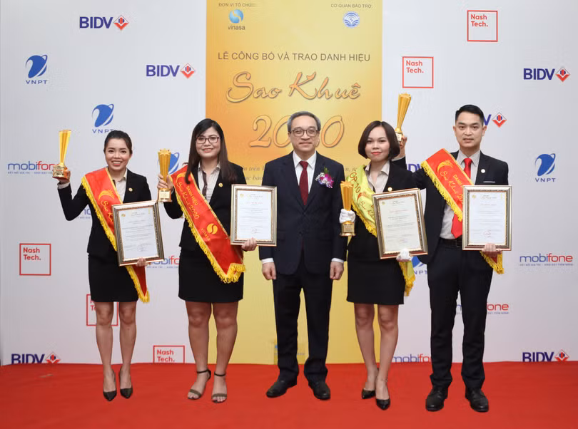 Thứ trưởng Bộ Thông tin và Truyền thông Phan Tâm (ở giữa) chúc mừng các đại diện MISA nhận danh hiệu Sao Khuê 2020 Thứ trưởng Bộ Thông tin và Truyền thông Phan Tâm (ở giữa) chúc mừng các đại diện MISA nhận danh hiệu Sao Khuê 2020