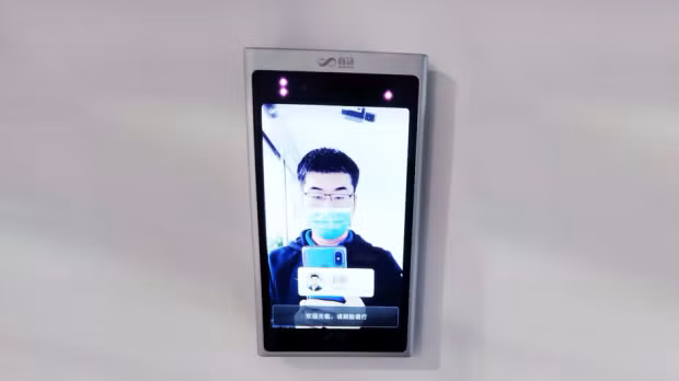 Một hình ảnh từ trang web của SenseTime cho thấy hệ thống xác định một nhân viên đang đeo khẩu trang Một hình ảnh từ trang web của SenseTime cho thấy hệ thống xác định một nhân viên đang đeo khẩu trang