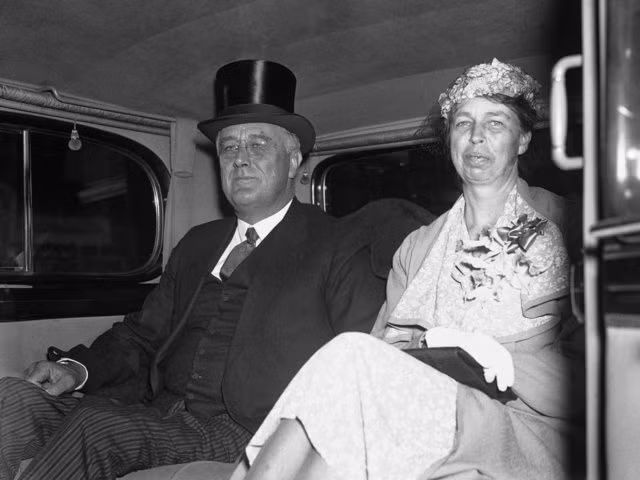 Phu nhân Eleanor và tổng thống Franklin D. Roosevelt đang trên đường đến nhà thờ tại Washington D.C, ngày chủ nhật, 20/4/1935 (Ảnh AP)