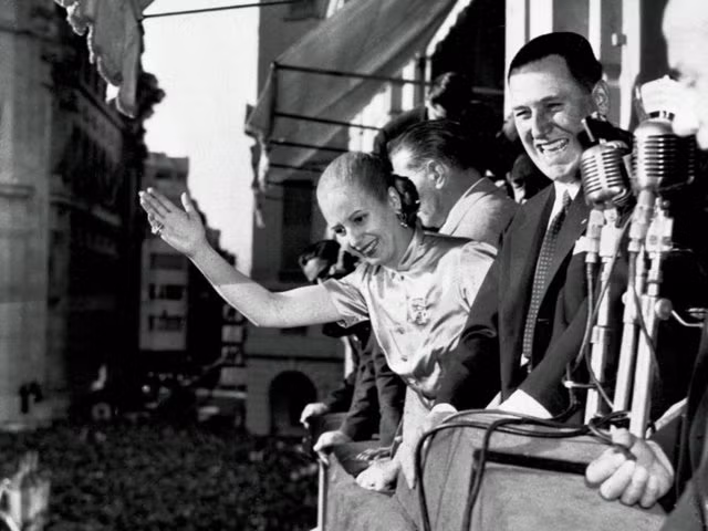 Tổng thống Juan và đệ nhất phu nhân Eva Peron tại Casa Rosada, tòa nhà chính phủ trong một sự kiện kỷ niệm Ngày Loyalty Day tại Buenos Aires, Argentina (Ảnh AP)