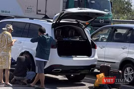 Vật thể lạ được tài xế rút ra từ lốp xe khi lưu thông trên cao tốc Đà Nẵng - Quảng Ngãi sáng 23/7. Ảnh NH.