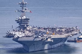 Tàu sân bay USS George Washington (CVN-73) trên vịnh Đà Nẵng. Ảnh XM.
