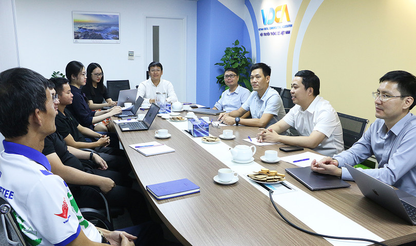 Đại diện một số tổ chức, doanh nghiệp tham gia thảo luận trực tuyến và trực tiếp về Dự thảo Nghị định thay thế Nghị định 72/2013 về quản lý, cung cấp, sử dụng dịch vụ Internet. VDCA sẽ thu thập ý kiến các doanh nghiệp và gửi những kiến nghị, đóng góp ý kiến cho việc xây dựng Nghị định.