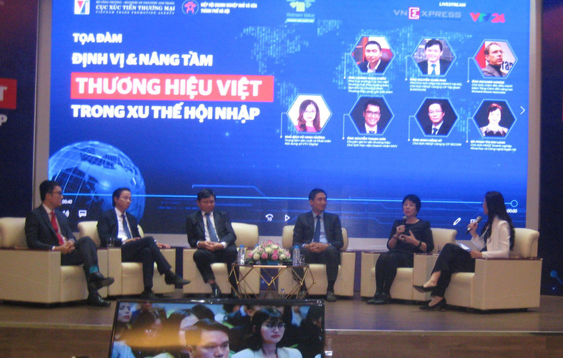 Các diễn giả trong phần giao lưu tại diễn đàn mở về định vị và nâng tầm thương hiệu Việt