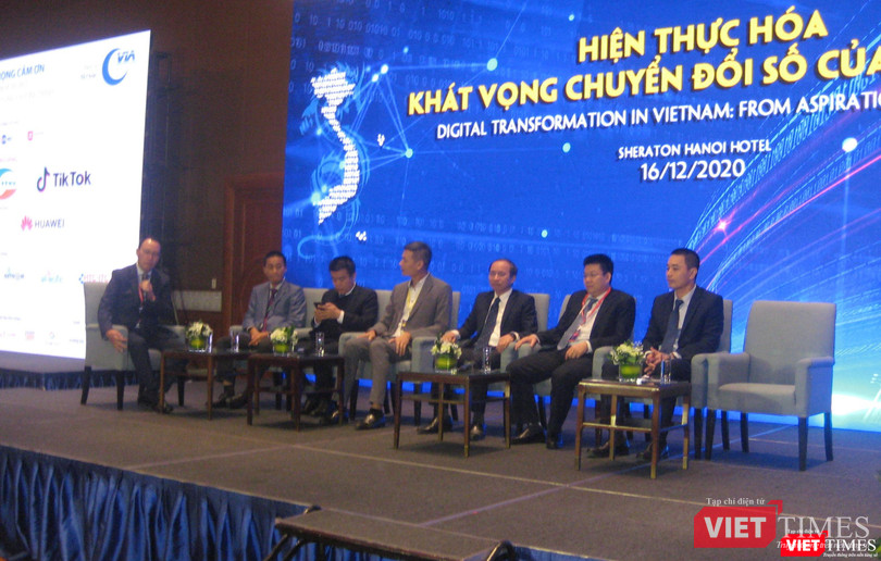 Các diễn giả giao lưu về "Hiện thực hoá khát vọng chuyển đổi số của Việt Nam”