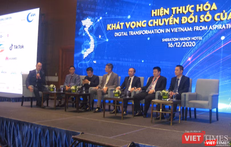 Các diễn giả giao lưu về "Hiện thực hoá khát vọng chuyển đổi số của Việt Nam” Các diễn giả giao lưu về "Hiện thực hoá khát vọng chuyển đổi số của Việt Nam”