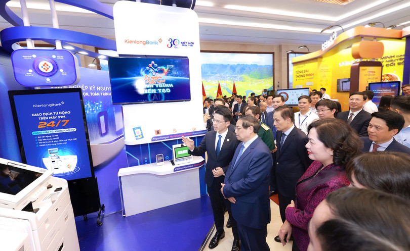 Ông Trần Ngọc Minh giới thiệu với Thủ tướng giải pháp Giao dịch viên AI đang được áp dụng tại Ngân hàng