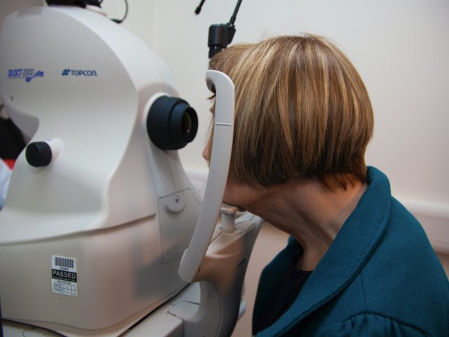 Một bệnh nhân đang được quét OCT (Ảnh DeepMind) Một bệnh nhân đang được quét OCT (Ảnh DeepMind)