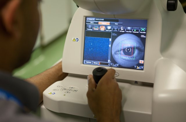 Một kỹ thuật viên đang kiểm tra máy quét OCT (Ảnh DeepMind) Một kỹ thuật viên đang kiểm tra máy quét OCT (Ảnh DeepMind)