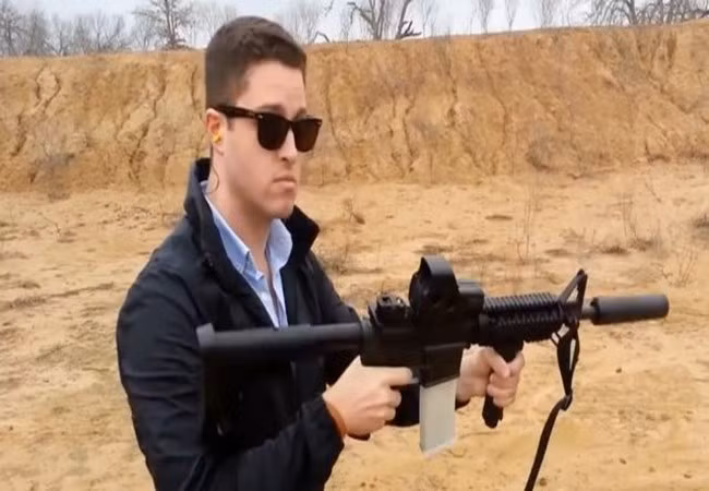 Ông Cody Wilson, người sáng lập công ty Defense Distributed, nói về việc in 3D một khẩu súng trường năm 2013. Công ty của ông đang là đối tượng của một vụ kiện hôm 30/7 (Ảnh cắt từ YouTube)