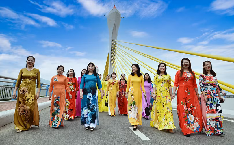 Người Việt chi hơn 40 tỉ đồng để sắm áo dài Tết trên các sàn thương mại điện tử