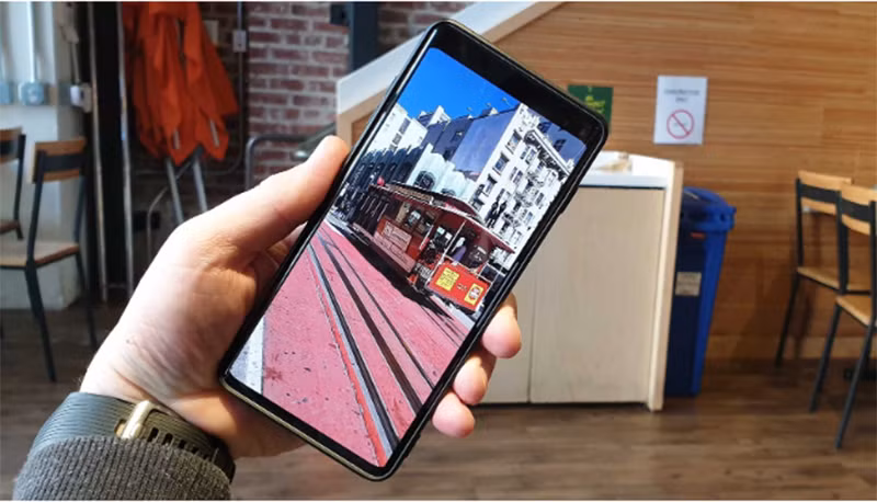 Galaxy S10 sau khi ẩn camera trước (ảnh: Sam Mobile)