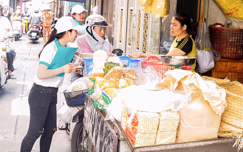 Tiểu thương gặp nhiều khó khăn để chuyển đổi số do hạn chế về việc tiếp cận công nghệ Tiểu thương gặp nhiều khó khăn để chuyển đổi số do hạn chế về việc tiếp cận công nghệ