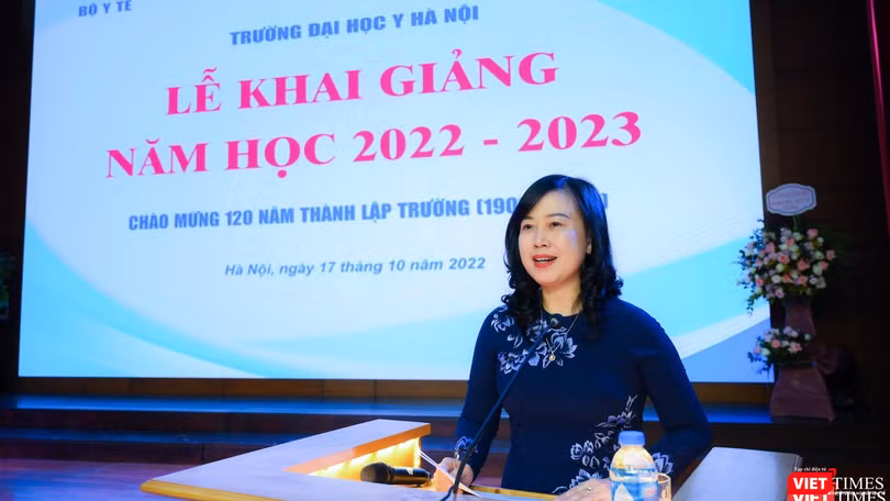 Q. Bộ trưởng Đào Hồng Lan chúc mừng thầy và trò Trường Đại học Y Hà Nội bước vào năm học mới