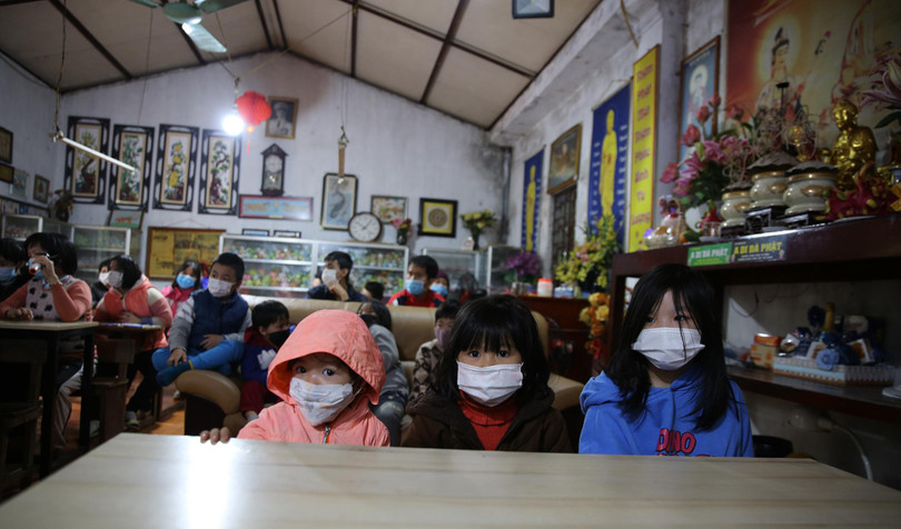 Các em nhỏ chăm chú theo dõi bộ phim