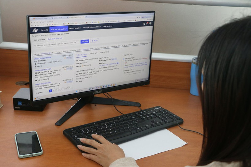 Cán bộ Trung tâm Dịch vụ hành chính công TP Hà Nội xử lý thông tin người dân phản ánh trên iHanoi để chuyển cơ quan có thẩm quyền xử lý