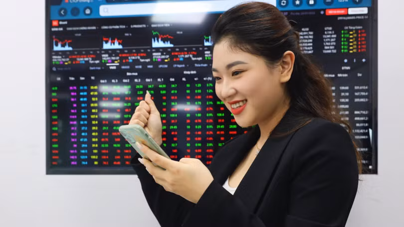 VN-Index chinh phục lại mốc 1300 điểm sau thời gian dài đi ngang tích luỹ 