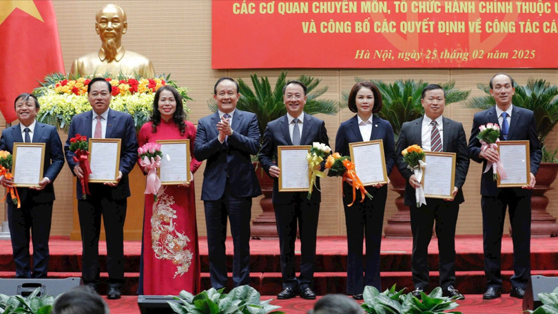 Chủ tịch HĐND thành phố Hà Nội Nguyễn Ngọc Tuấn trao quyết định cho Ban Giám đốc Sở Nội vụ. Ảnh: Viết Thành.