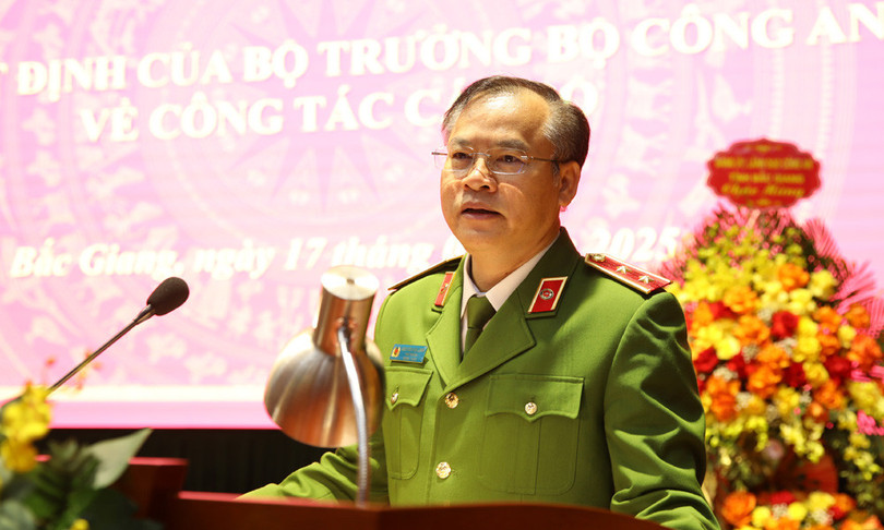 Thứ trưởng Bộ Công an Nguyễn Văn Long phát biểu giao nhiệm vụ cho tân Giám đốc Công an tỉnh Bắc Giang. Ảnh: Quốc Phương