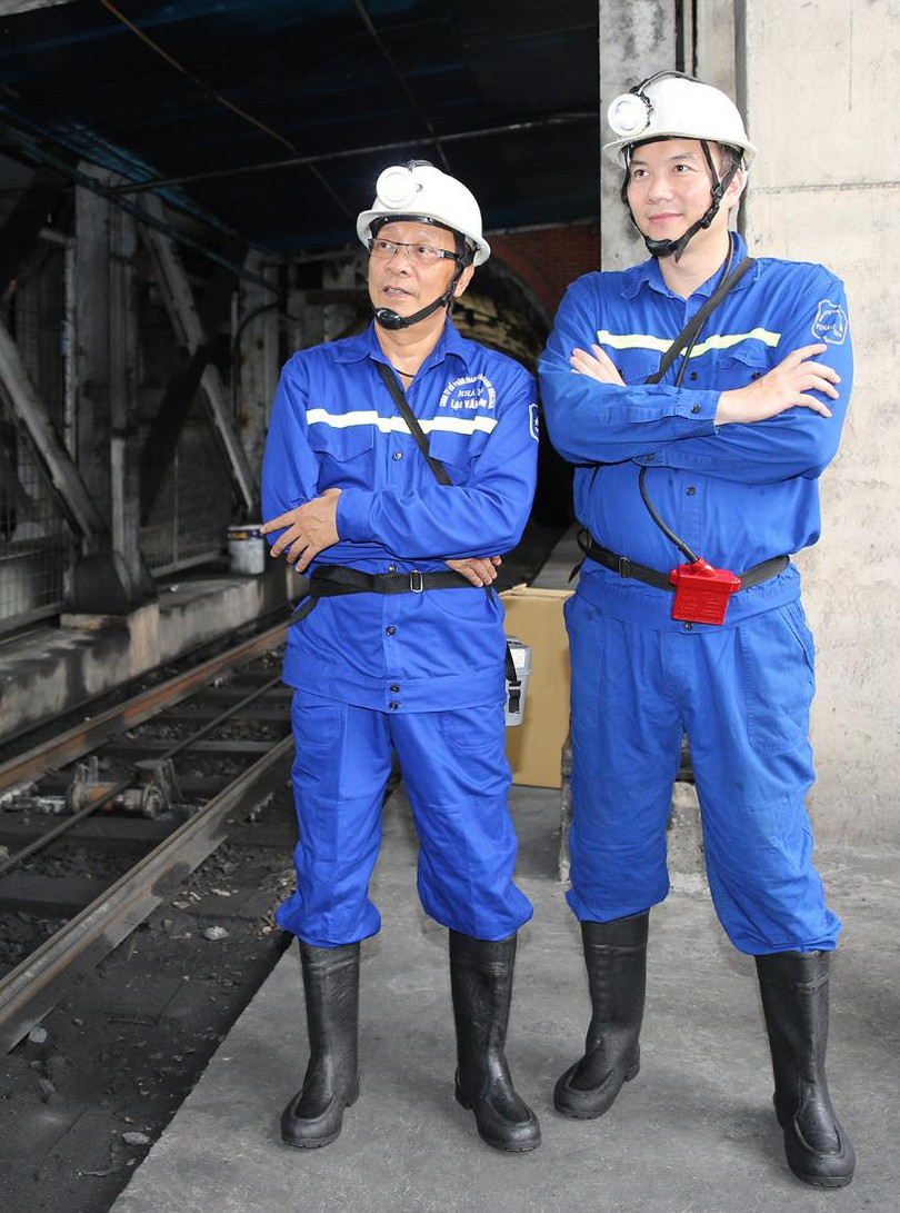 Kỷ niệm với nhà báo Lại Văn Sâm (bên trái) trong một chương trình truyền hình thực tế về công nhân ngành than