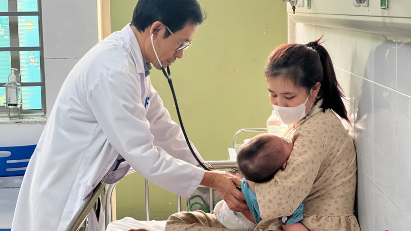 Trẻ dưới 12 tháng tuổi, phụ nữ có thai mắc sởi có nguy cơ biến chứng nặng