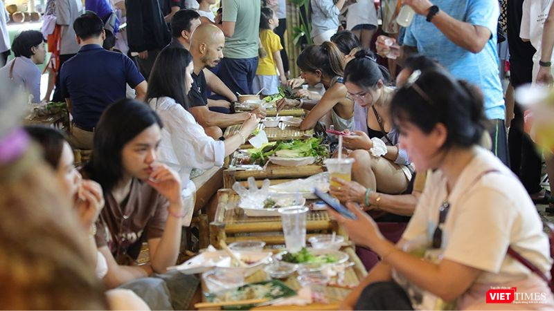 Hàng ngàn người tham dự và thưởng thức tại Lễ hội du lịch ẩm thực Đà Nẵng 2025.