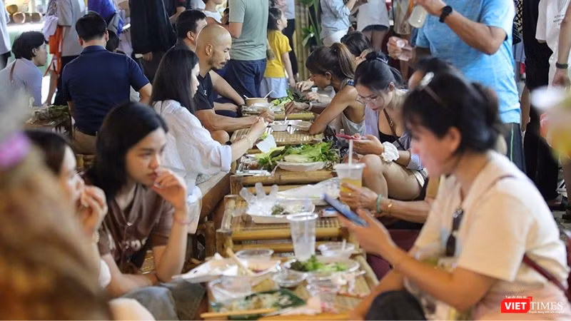 Hàng ngàn người tham dự và thưởng thức tại Lễ hội du lịch ẩm thực Đà Nẵng 2025.