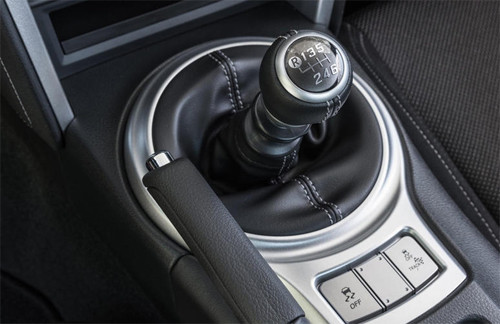 Cần số sàn trên xe thể thao Toyota 86. 