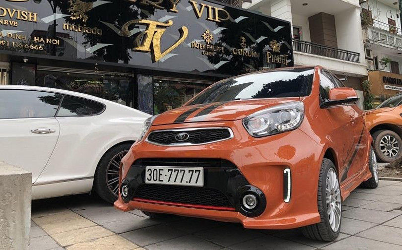 Chiếc xe Kia Morning biển ngũ quý 7 của anh Phạm Tùng sở hữu ngoại thất màu cam rực rỡ. Ảnh: Phạm Tùng. 