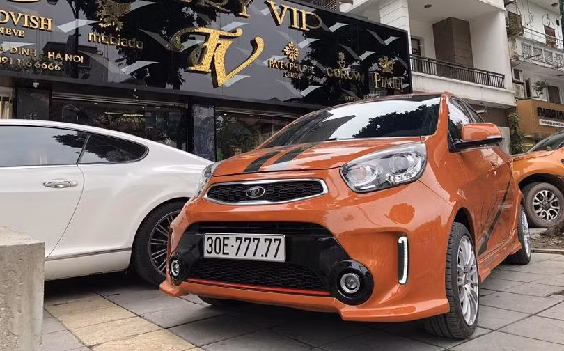 Chiếc xe Kia Morning biển ngũ quý 7 của anh Phạm Tùng sở hữu ngoại thất màu cam rực rỡ. Ảnh: Phạm Tùng. 