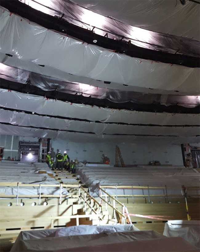 Quang cảnh bên trong nhà hát Steve Jobs chuẩn bị cho lễ ra mắt iPhone ảnh 4