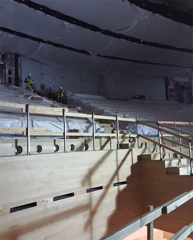 Quang cảnh bên trong nhà hát Steve Jobs chuẩn bị cho lễ ra mắt iPhone ảnh 5