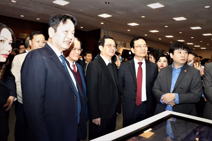 Bộ trưởng Bộ TT&amp;TT Nguyễn Mạnh Hùng và Bộ trưởng Bộ KHCN Huỳnh Thành Đạt thăm quan gian hàng của FPT tại Diễn đàn Quốc gia phát triển Doanh nghiệp Công nghệ số Việt Nam (ảnh: Đăng Khoa)
