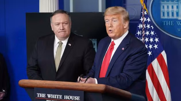 Ngoại trưởng Hoa Kỳ Mike Pompeo theo dõi Tổng thống Hoa Kỳ Donald Trump phát biểu trong cuộc họp báo về COVID-19, ngày 8 tháng 4 năm 2020 ở Washington, DC (ảnh AFP)