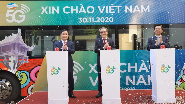 Thứ trưởng Bộ TT&TT Phan Tâm, Thiếu tướng Lê Đăng Dũng và Giám đốc Sở TT&TT Hà Nội Nguyễn Thanh Liêm khai trương mạng 5G tại Hà Nội (ảnh: báo Thanh Niên)