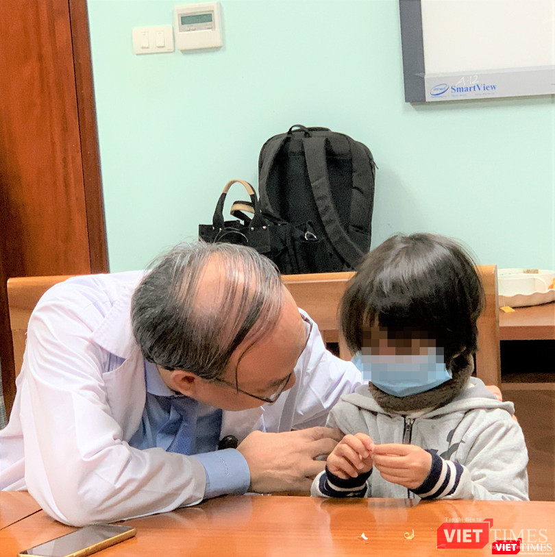 TS. Vũ Chí Dũng trò chuyện với bé HV