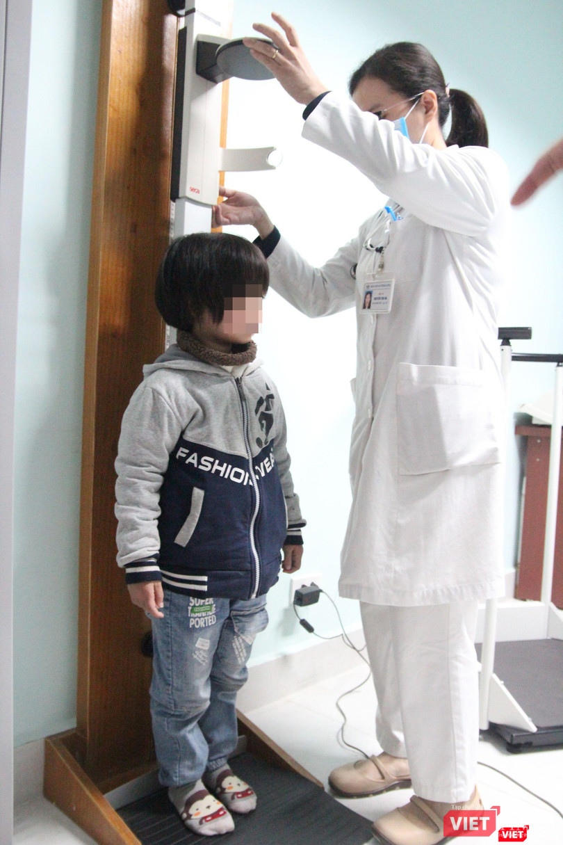 Bé HV được nhân viên y tế theo dõi tăng trưởng đều đặn