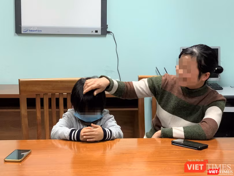 Nụ cười của mẹ bé HV khi con đã được cải thiện về tăng trưởng sau 1 năm điều trị tại Bệnh viện Nhi Trung ương