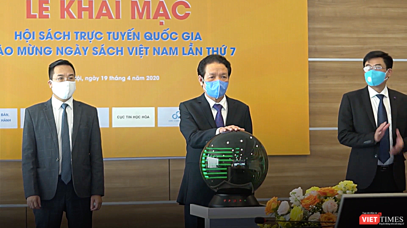 Thứ trưởng Hoàng Vĩnh Bảo bấm nút khai trương Hội sách 2020