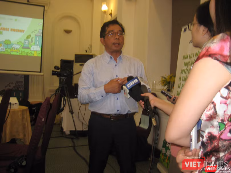 PGS TS Lê Anh Tuấn – Đại học Cần Thơ trả lời phỏng vấn báo chí tại hội thảo.