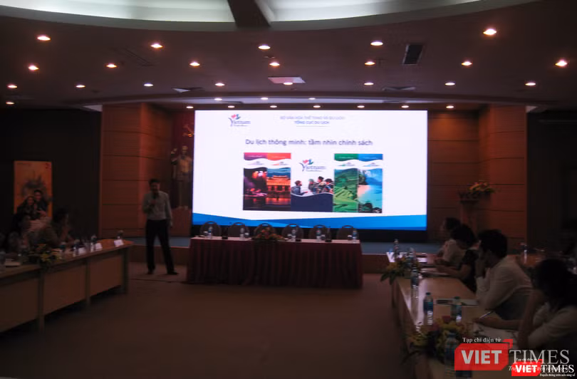 ông Vũ Quốc Trí - Chánh văn phòng Tổng cục Du lịch báo cáo tổng thể về du lịch thông minh