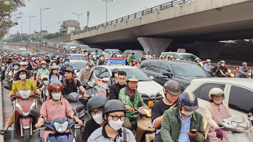 Đoạn đường Bưởi và vành đai 2 trên cao hướng về Cầu Giấy thường xuyên tắc nghẽn vào giờ tan tầm