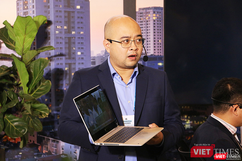 Ông Hoàng Tuấn Hải - Giám đốc sản phẩm máy tính doanh nghiệp giới thiệu một mẫu laptop năm 2023 của HP Ông Hoàng Tuấn Hải - Giám đốc sản phẩm máy tính doanh nghiệp giới thiệu một mẫu laptop năm 2023 của HP
