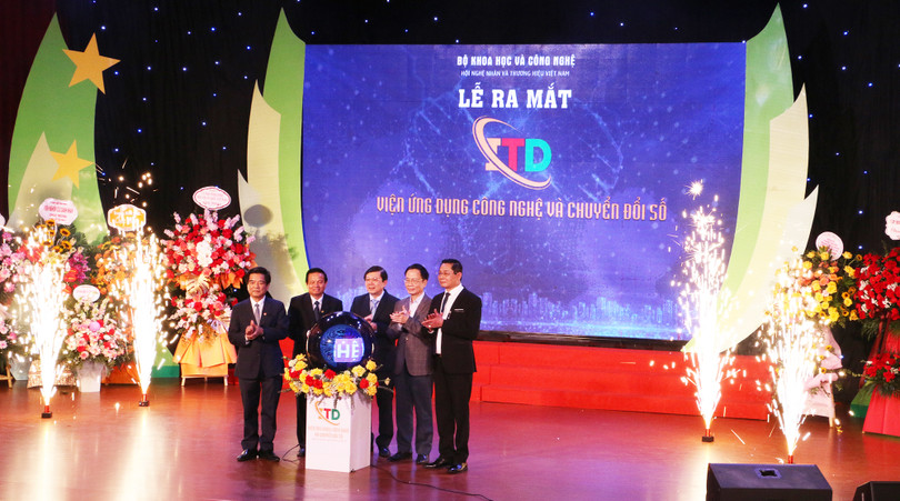 Các lãnh đạo Hội Nghệ nhân và Thương hiệu bấm nút ra mắt Viện Ứng dụng công nghệ và Chuyển đổi số