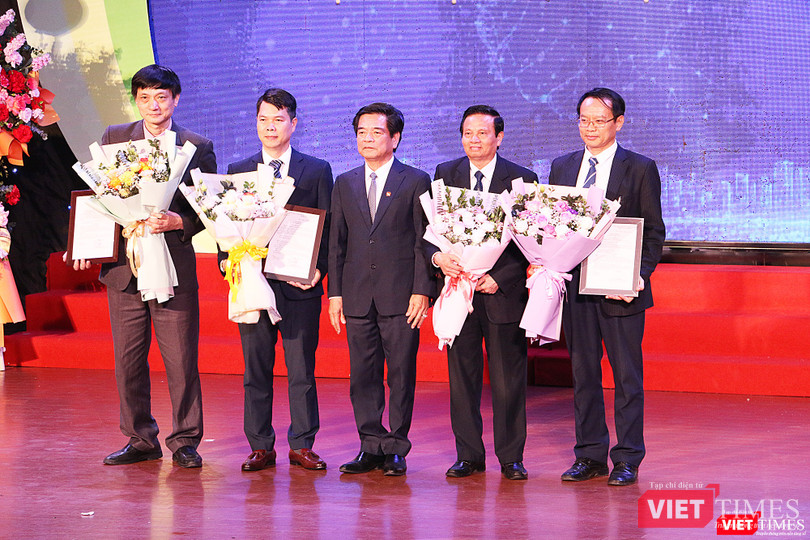 Ban lãnh đạo Viện gồm ông Lê Doãn Hợp - Viện trưởng; ông Lê Đức Hiệp - Phó Viện trưởng; ông Nguyễn Việt Cường - Phó Viện trưởng; ông Phạm Xuân Hải - Phó Viện trưởng. Ban lãnh đạo Viện gồm ông Lê Doãn Hợp - Viện trưởng; ông Lê Đức Hiệp - Phó Viện trưởng; ông Nguyễn Việt Cường - Phó Viện trưởng; ông Phạm Xuân Hải - Phó Viện trưởng.