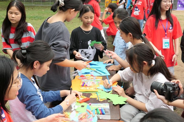 Các em nhỏ hào hứng tham gia các trò chơi