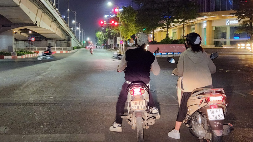 Gầm cầu vượt Nguyễn Chí Thanh rẽ Đào Tấn, người dân phải chờ đèn đỏ hơn 80 giây trong khi chiều di chuyển cắt ngang hầu như không có người qua lại